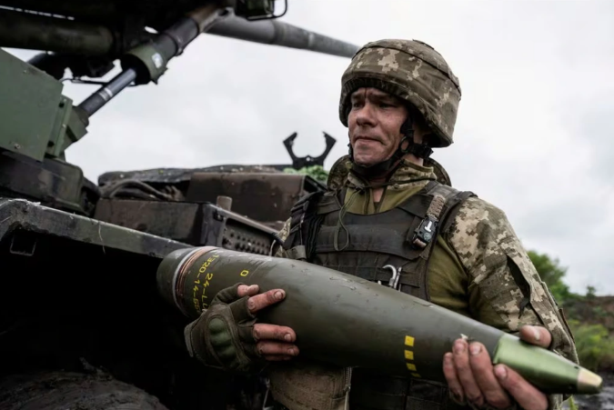 乌克兰独立第55炮兵旅的士兵于2023年5月31日在乌克兰顿涅茨克州的Avdiivka小镇附近为自行火炮"凯撒"携带炮弹