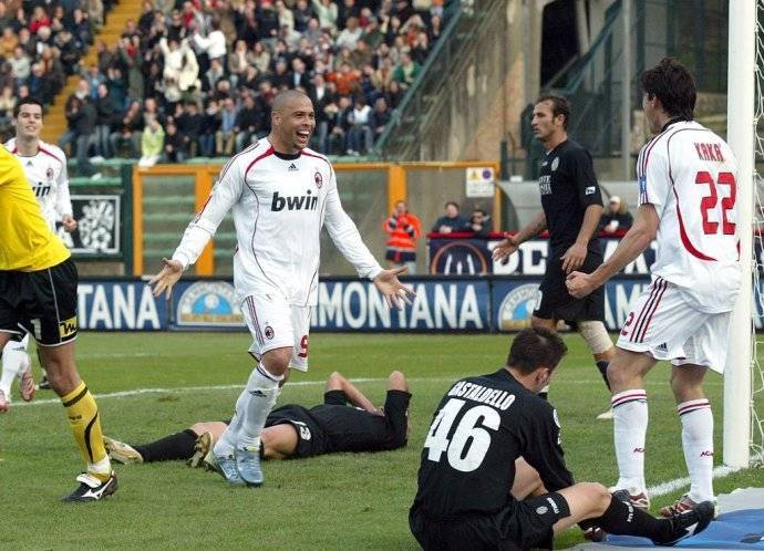 AC米兰队史今天：2007年大罗创米兰生涯4个第一AC米兰，安布罗西尼绝杀